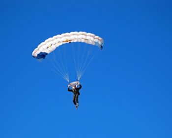 le saut en parachute est une activité à sensations fortes garanties